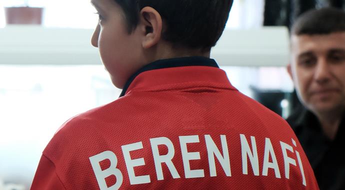 Bayrağı öpen çocuğa Milli Takım jesti