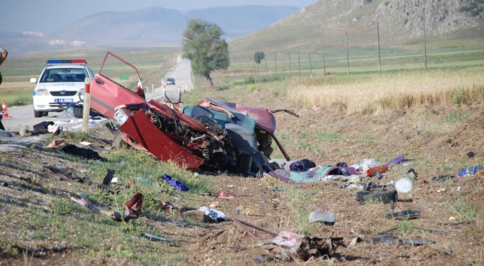 Burdur'daki trafik kazasında torunlarıyla birlikte öldüler