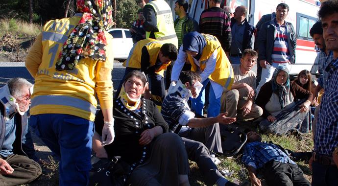 Kütahya'da midibüs ile otomobil çarpıştı: 20 yaralı