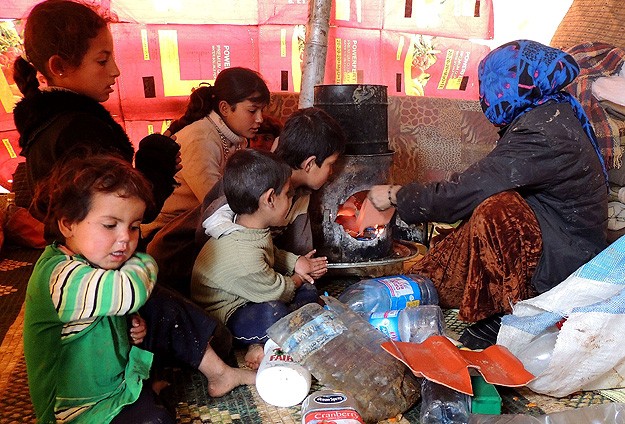 Suriyeliler dondurucu soğukta yaşam mücadelesi veriyor