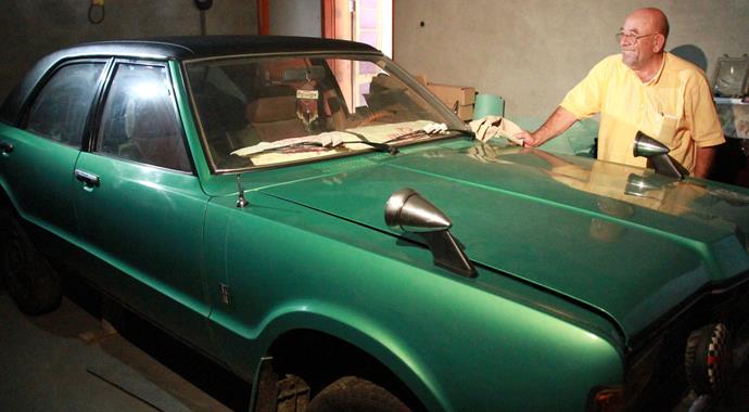 Otomobilini 35 yıldır oturma odasında saklıyor