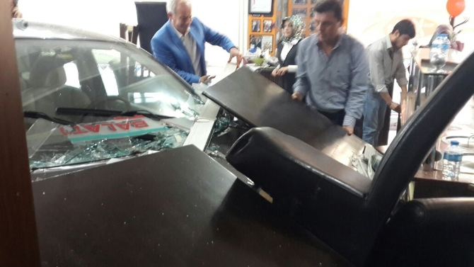 Kadın sürücü lokantaya daldı, faciadan dönüldü