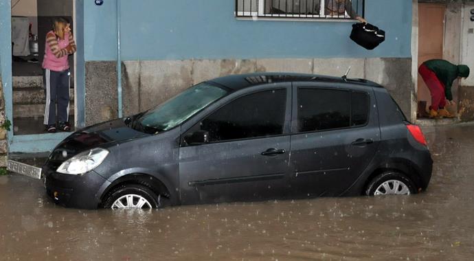 İzmir'de yağmur etkili oldu, yollar göle döndü