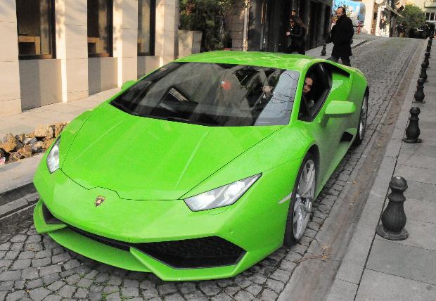 Yağmur Sarıoğlu ve Asena Erkin'in 'Lamborghini' şovu