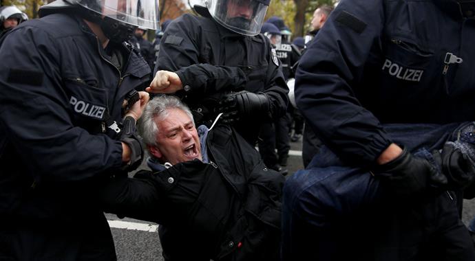 Göçmen karşıtı binlerce Alman, Berlin'i savaş alanına çevirdi