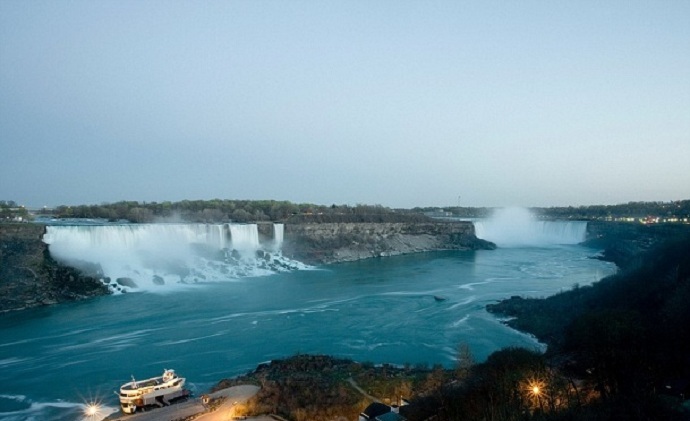 Niagara şelalesi dondu!