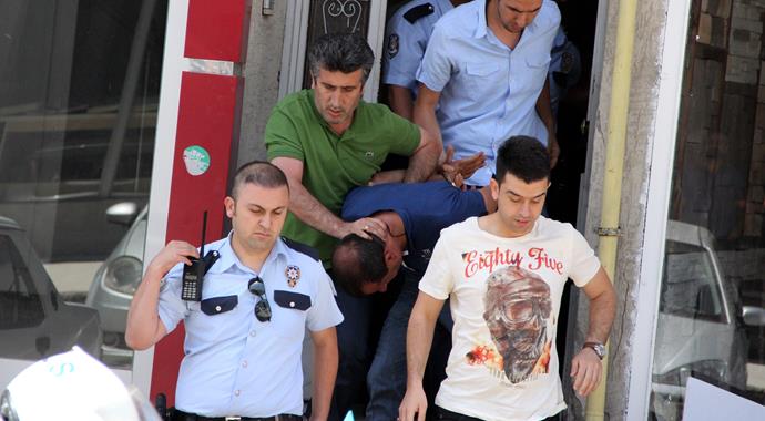 Bankaya girmeye çalışan kara çarşaflı 2 erkek şüpheli yakalandı