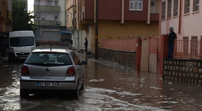 Nusaybinde evleri su bastı, okullar hasar gördü