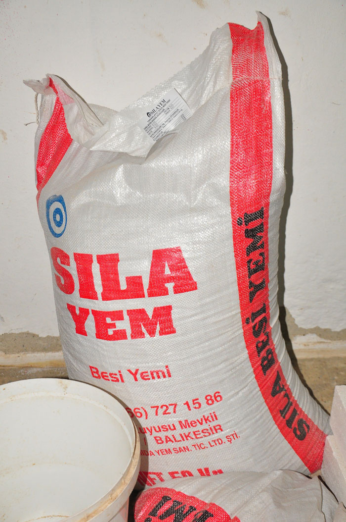 Ekmek yapımında hayvan yemi kullanırken yakalandılar!