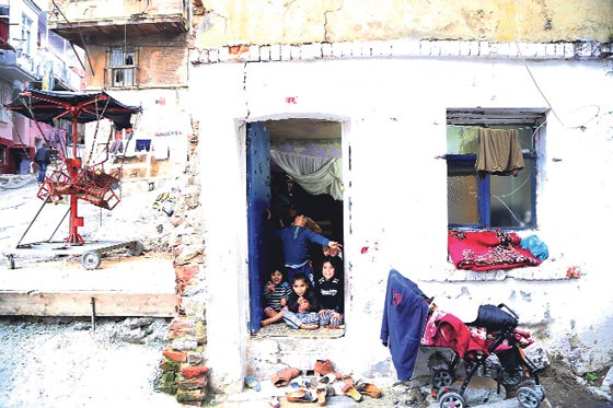 'Egzoz dumanı' ile ısınan kız bakın nerede bulundu