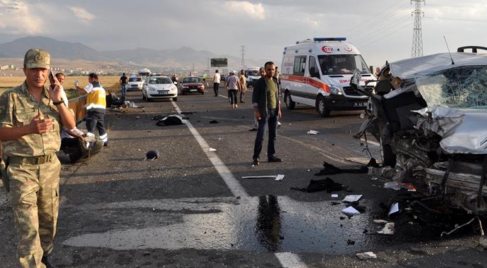Erzurum'da korkunç kaza: 2 ölü, 5 ağır yaralı