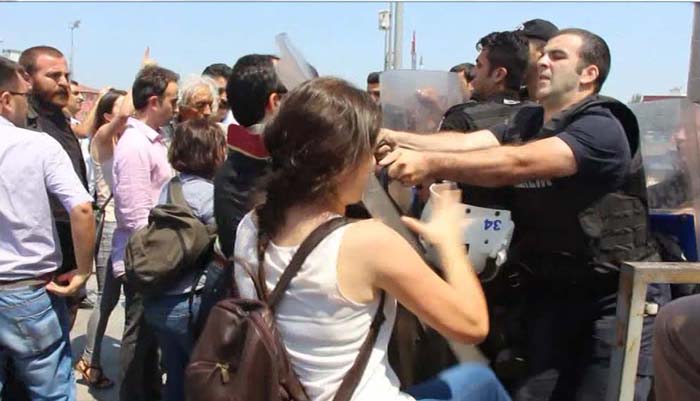 DHKP-C'nin avukatı, şehidi savunan vatandaşı böyle tekmeledi