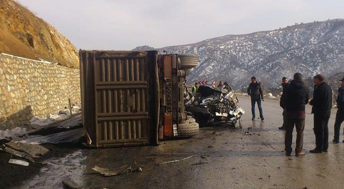 Çorum'da TIR otomobilin üzerine devrildi