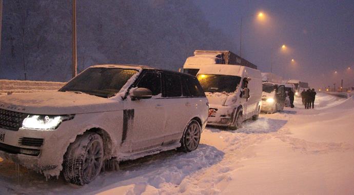 Sertavul Geçidi ulaşıma kapandı, mahsur kalan 17 işçi kurtarıldı