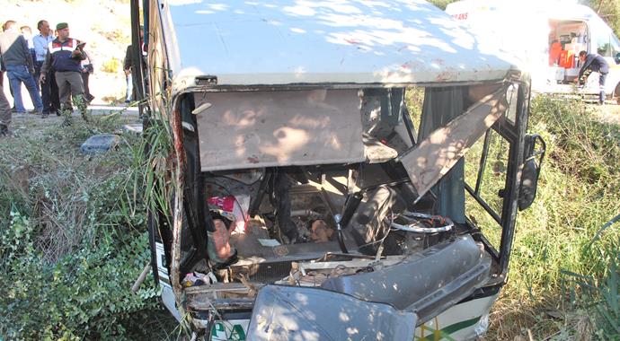 Kütahya'da midibüs ile otomobil çarpıştı: 20 yaralı