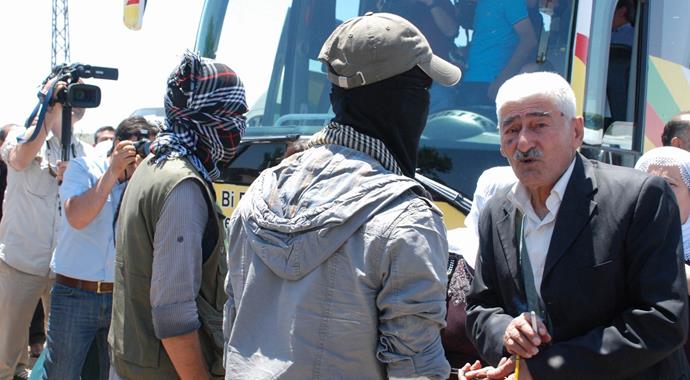 PKK'lılar HDP otobüsünü durdurup, örgüt propagandası yaptı