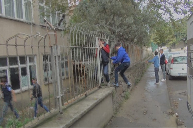 Öğrenciler kaçmasın diye bakın ne yaptılar?