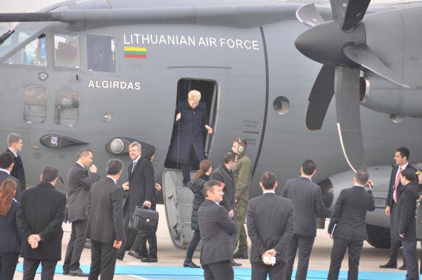 Cumhurbaşkanı kargo uçağı ile geldi