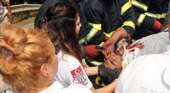 Adana'da tır kamyona çarptı: 3 yaralı