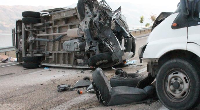 Elazığ'da 2 minibüs kafa kafaya çarpıştı: 1 ölü, 9 yaralı