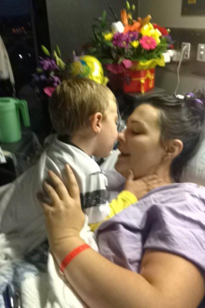 Sivilcesini makyajla kapatmak isterken kötürüm oldu