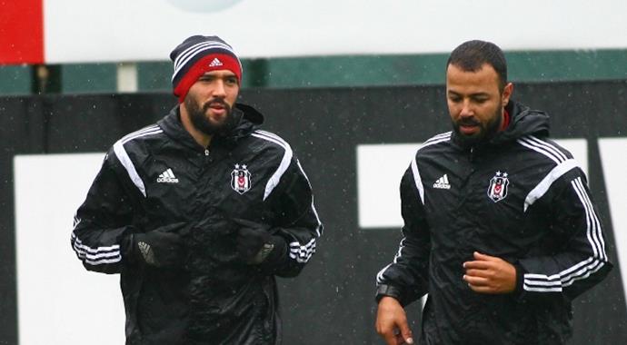 Beşiktaş sağanak yağmur altında çalıştı