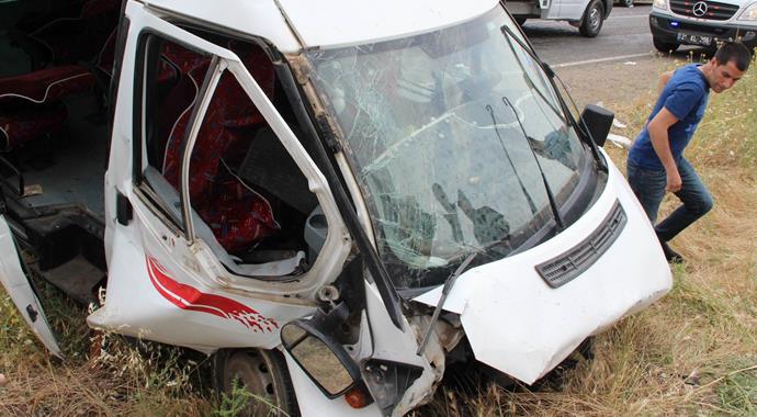 Diyarbakır'da minibüs ile otomobil çarpıştı: 2 ölü, 14 yaralı