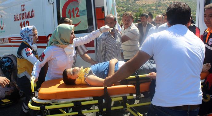 Otomobiller kafa kafaya çarpıştı: 1 ölü, 4 yaralı