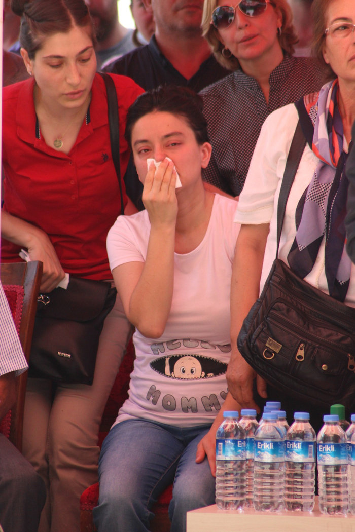 Şehit eşine böyle veda etti, gözyaşları sel oldu!