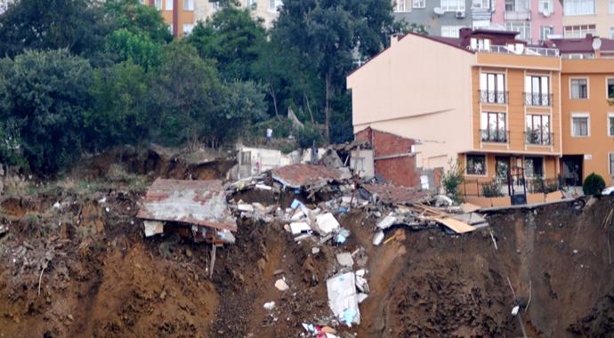 Üsküdar'da çöken duvarla birlikte 2 gecekondu göçtü