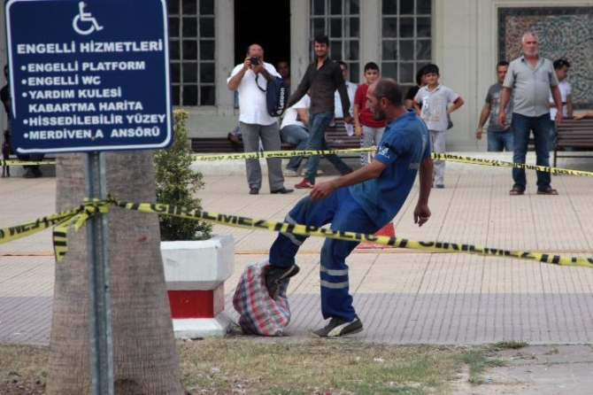 Polise kızdı şüpheli pakete kendi müdahale etti!