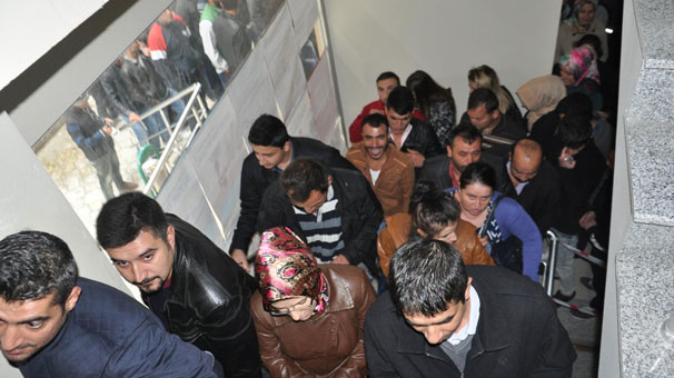 600 kişilik işe 3 bin kişi başvurdu, kuyruk sokağa taştı