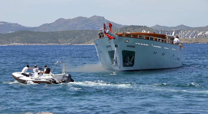 Yapımı 8 yıl süren lüks tekne denizle buluştu