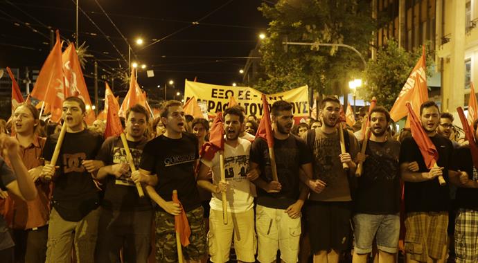 Yunanistan 'hayır' dedi, halk sokakta