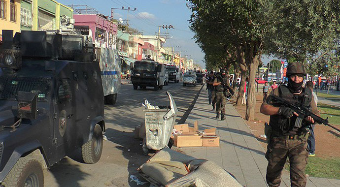 Çocuklar kavga etti, büyükler çatıştı: 19 yaralı