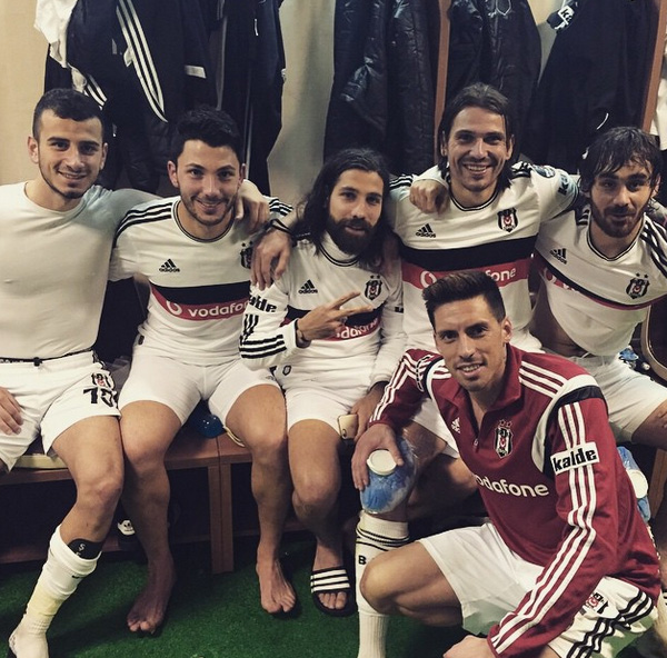 Beşiktaşlılardan galibiyet pozu!
