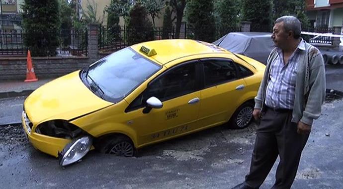 İstanbul'da yağmur yolu çökertti, arabalar çukura girdi!..