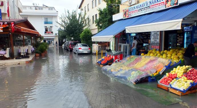 Beklenen yağış geldi! 20 dakika yetti