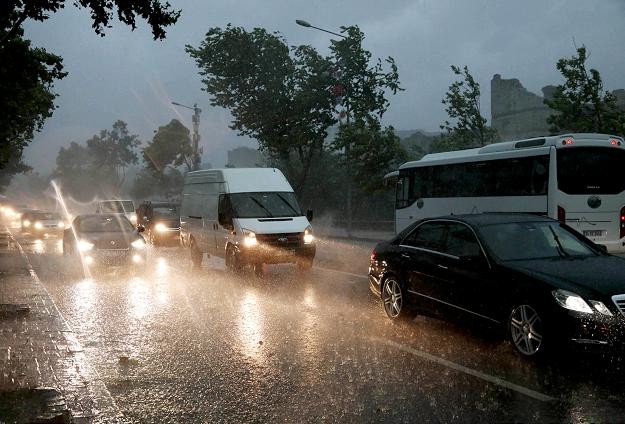 İstanbul'da yağmur gündüzü geceye çevirdi, böylesi ilk kez görülüyor