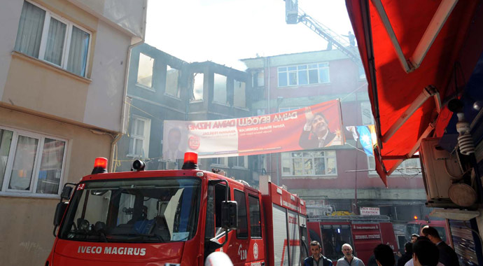 Beyoğlu'ndaki yangında itfaiye erlerine saldırı