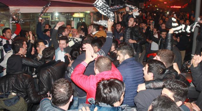 Beşiktaşlı taraftarlardan tarihi karşılama!