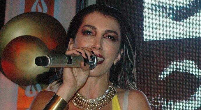 Hande Yener hastaneye kaldırıldı!