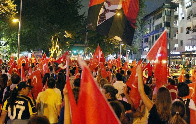 Teröre tepki gösterileri büyüyor! HDP Genel Merkezi'ne saldırı