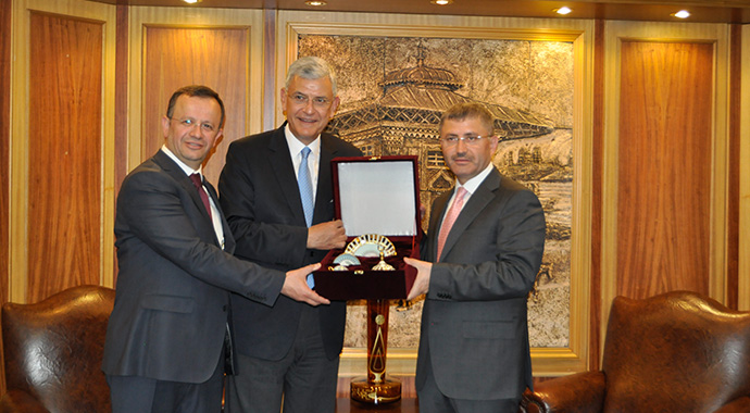 Başörtülü kızlarımız AK Parti ile okuma fırsatı buldu