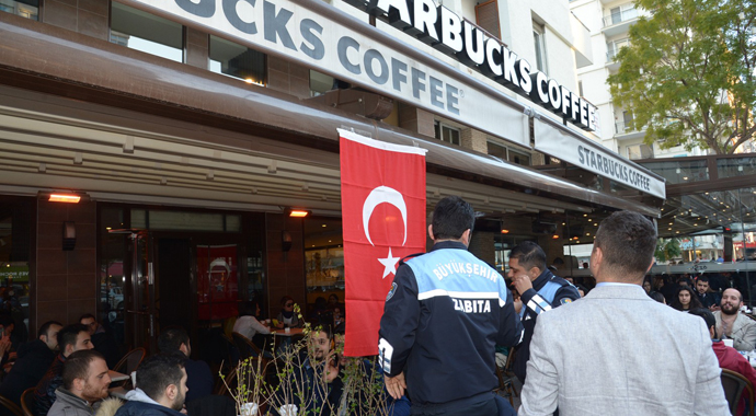 MHP'li başkan Adana'daki Starbucks'lara bunu yaptırdı!
