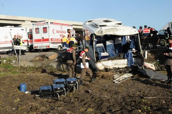 Servisler çarpıştı! Ölü ve yaralılar var