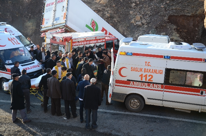 Yolcu minibüsü TIR'la çarpıştı: 2 ölü