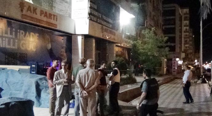 AK Parti İl Başkanlığı'na bombalı saldırı: 1 polis yaralı