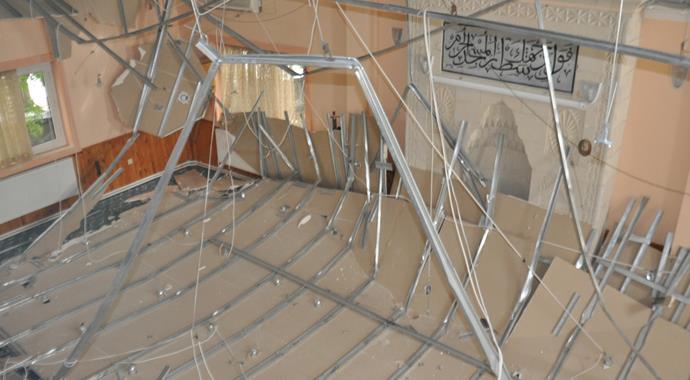 Cuma namazı sırasında asma tavan çöktü