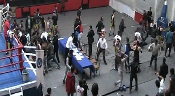 Muay Thai seçmelerinde salon savaş alanına döndü